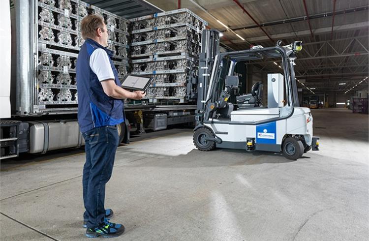 Complex processors and corresponding hardware no longer have to be installed in the forklifts. Optimal control of forklifts by the cloud reduces downtimes for logistics vehicles and boosts the performance and efficiency of the entire logistics system.