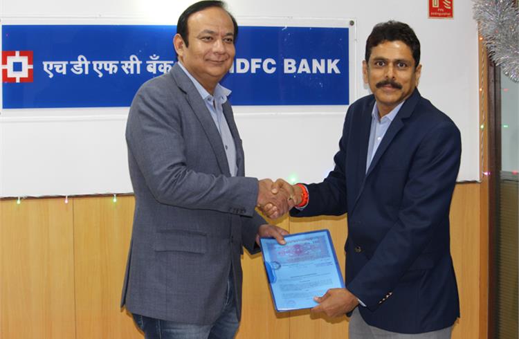  Anuj Kathuria, Chief Operating Officer, Ashok Leyland (left) and Ashok Khanna, Group Head – Vehicle Loans, HDFC Bank, seal the deal.