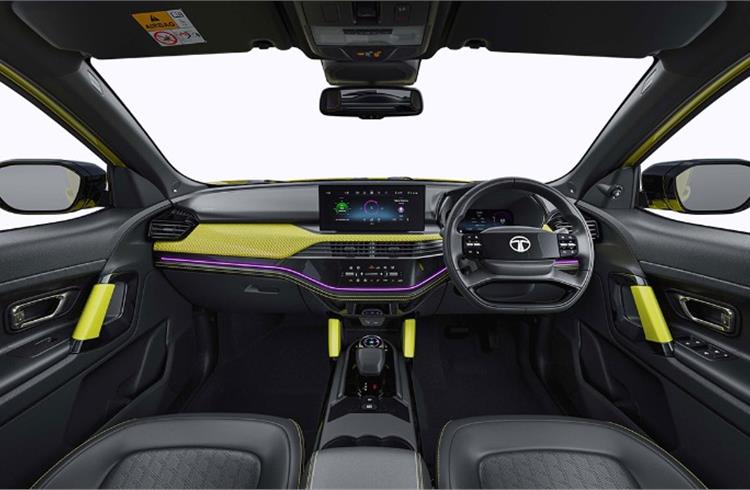 Antolin’s Touch Control Panel for the new Harrier and Safari has several HMI features, including capacitive touch functions for the FATC-HVAC, a sleek piano black deco trim, direct ambient light (RGB), and advanced electronics.