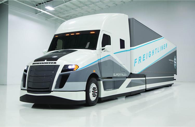 DTNA’s SuperTruck Study shows ways in which the road goods transport of the future can be made as environmentally compatible and fuel-efficient as possible.