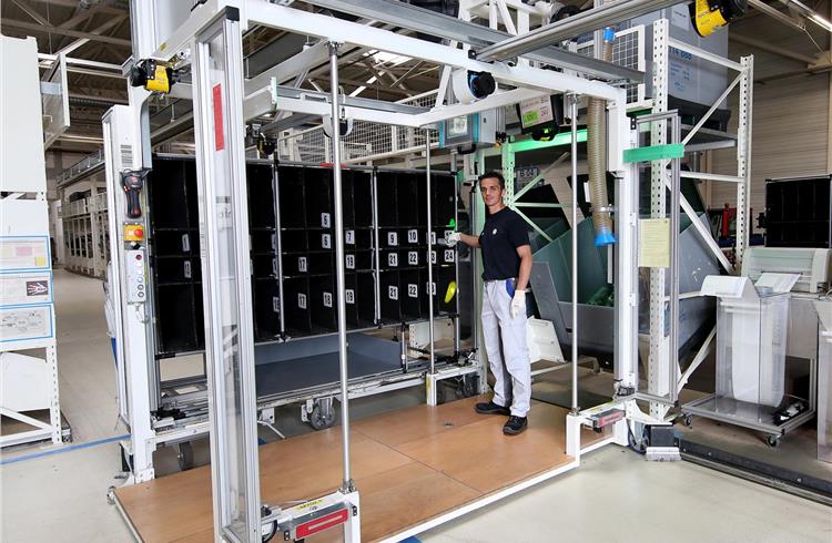 The so-called ride-along platform, developed in-house by the Volkswagen Plant Logistics department, ensures a high level of process reliability and ideal ergonomic working conditions for employees.