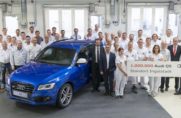 Plant Director Albert Mayer (front right next to the anniversary car) and chairman of Audi’s General Works Council Peter Mosch (on Mr Mayer’s right) with A4/A5/Q5 production employees.