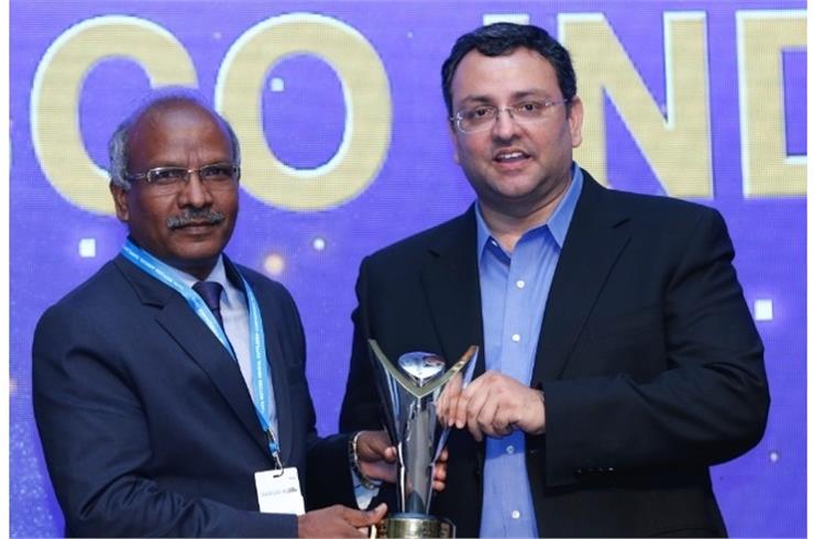 P Kaniappan (left), vice-president, Wabco India, accepts the Supplier of the Year award from Cyrus Mistry, chairman of Tata Group.