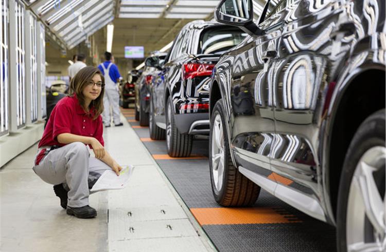 An employee in Assembly in the Audi plant in San José Chiapa makes a last quality check at the finish line.