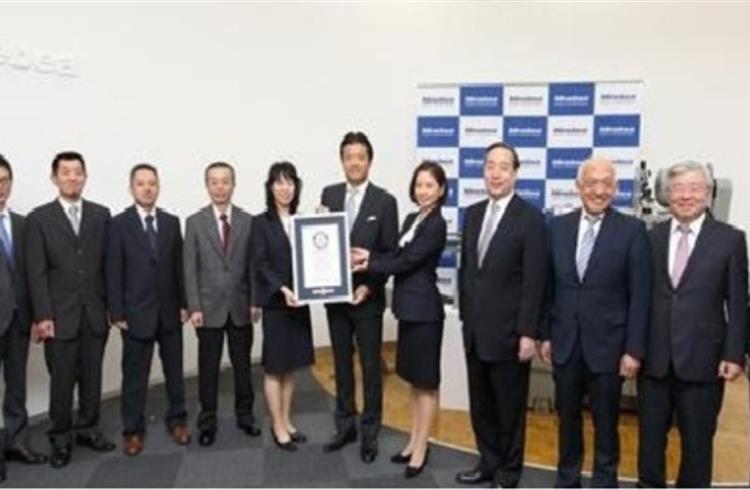(From left) Six engineers from the Karuizawa plant; Erika Ogawa, Vice President of Guinness World Records Japan K.K.; and Yoshihisa Kainuma, Representative Director, President and Chief Executive Offi