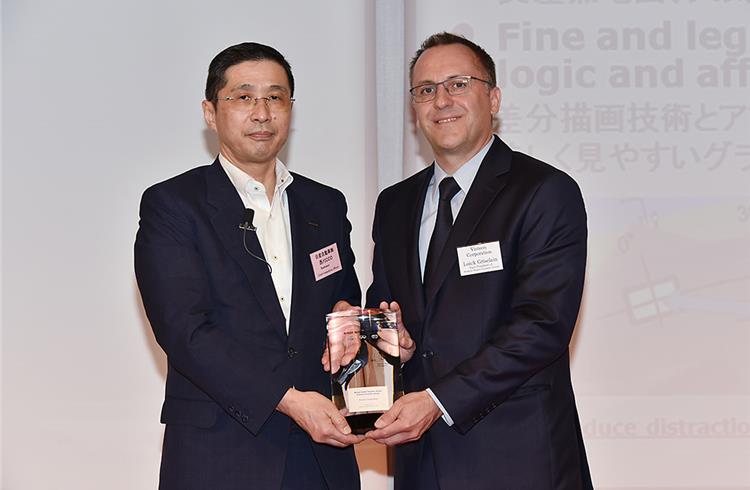 Hiroto Saikawa, chief competitive officer for Nissan (left), gives the award to Visteon’s Loick Griselain, vice-president for the company’s Renault-Nissan customer group.