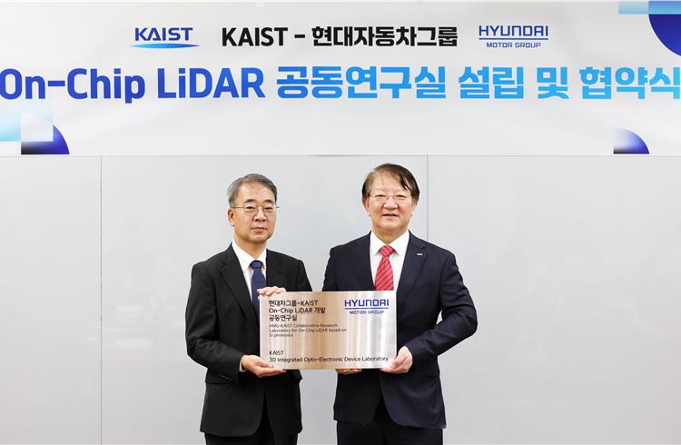 L-R: Lee Jong-so, President of Hyundai Motor Company's Advanced Technology Center, and Lee Sang-yup, Vice President for Research at KAIST.