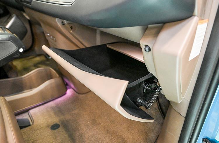 Hyundai Mobis develops aircraft overhead bin-inspired glovebox for EVs