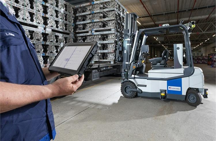 Optimal control of forklifts by the cloud reduces downtimes for logistics vehicles and boosts the performance and efficiency of the entire logistics system.