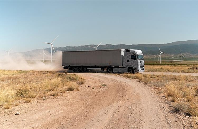 Three battery packs provide the eActros 600 with an installed total capacity of over 600 kWh; two electric motors as part of the new e-axle generate a continuous output of 400 kW as well as a peak output of over 600 kW