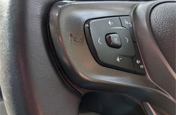 Steering-mounted buttons lack tactile feel and there is a lag to response.
