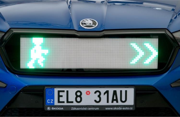 Experts from the Czech Technical University in Prague, the Technical University of Munich and Skoda are working on a smart assistant, focusing on a new signalling radiator grille for cars.