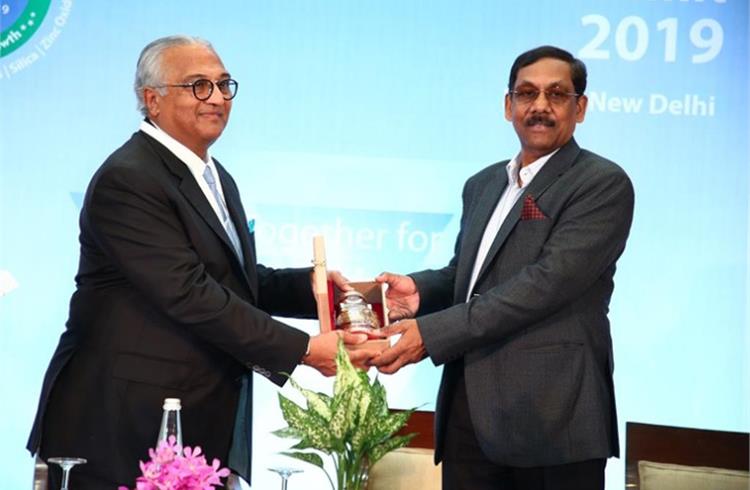 K M Mammen, chairman, ATMA, presenting a memento to chief guest Anil Srivastava, principal consultant, NITI Aayog, at the ATMA Partners Summit 2019.