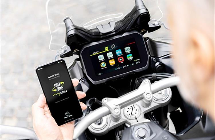 Bosch develops world’s first fully integrated split screen for motorcycles