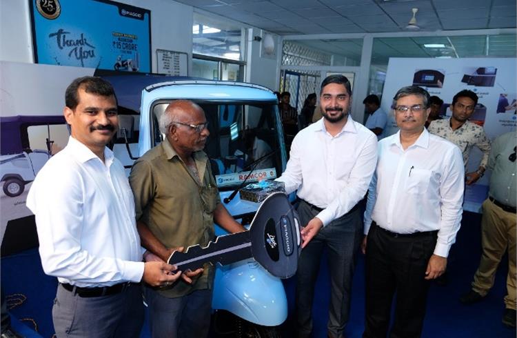 The first delivery of Ape’ E-City to a customer in Vijayawada, Andhra Pradesh.