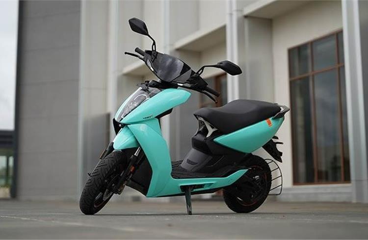 Equipped with a 25% bigger and more powerful 3.7 kWh battery, the new 450X Gen-3 has an ARAI-certified range of 146km and a ‘TrueRange’ of 105km on a single charge.