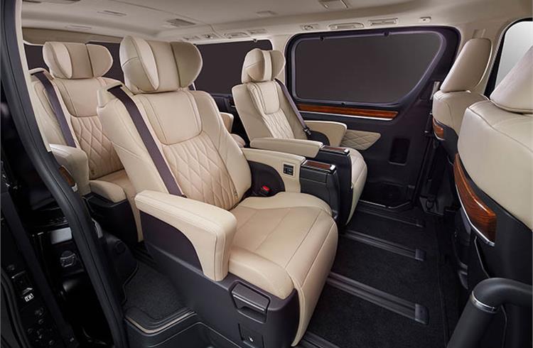 Wood grain finish flows from the back of the front seats toward the side trim as if to wrap rear seat passengers in comfort. 