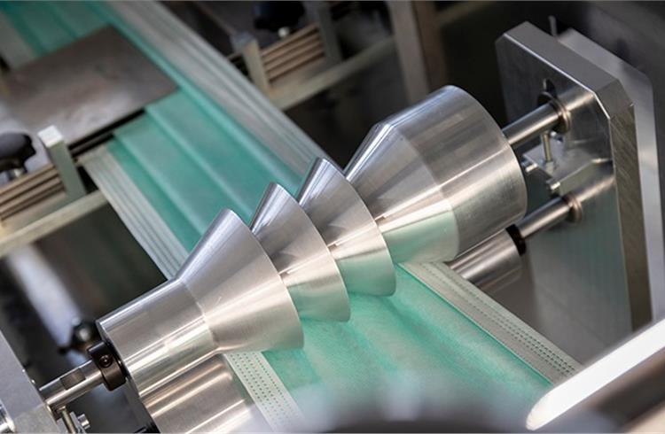 PIA Automation Holding GmbH puts together the fleece, nose clips and ear bands in a fully automatic production process in a few seconds.