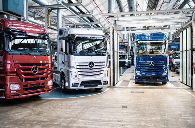 The first new Mercedes-Benz Actros in sapphire-blue next to its predecessor (in silver) and its predecessor before (in red).