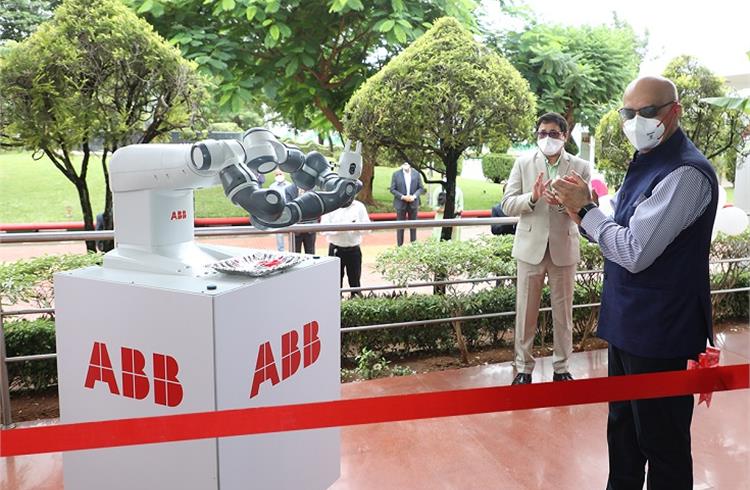 Sanjeev Sharma, MD, ABB India inaugurates a new 3,600 sqm robotics facility with ABB’s YuMi, the world’s first truly collaborative dual-armed robot, in ABB’s Nelamangala facility.