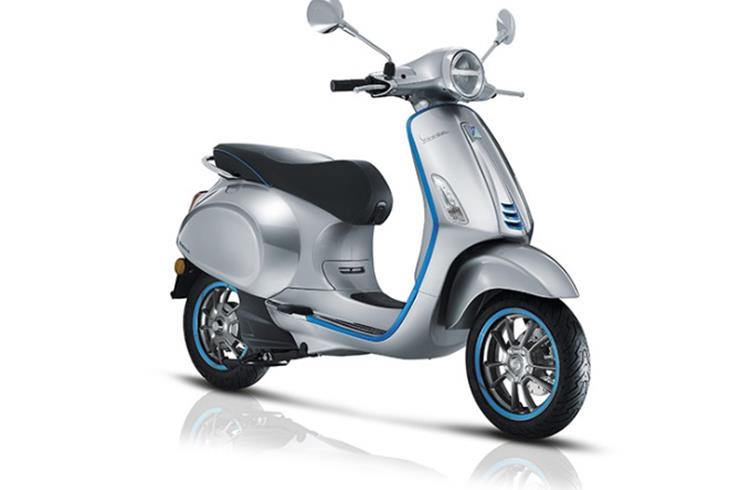 The electric scooter adopts generous 12-inch front and 11-inch rear aluminium alloy rims. 