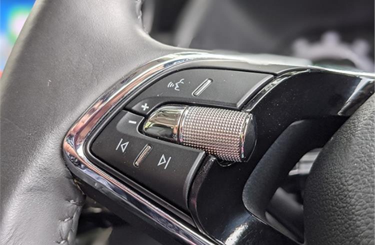 High-quality knurled scrollers on the steering wheel a clever convenience touch.