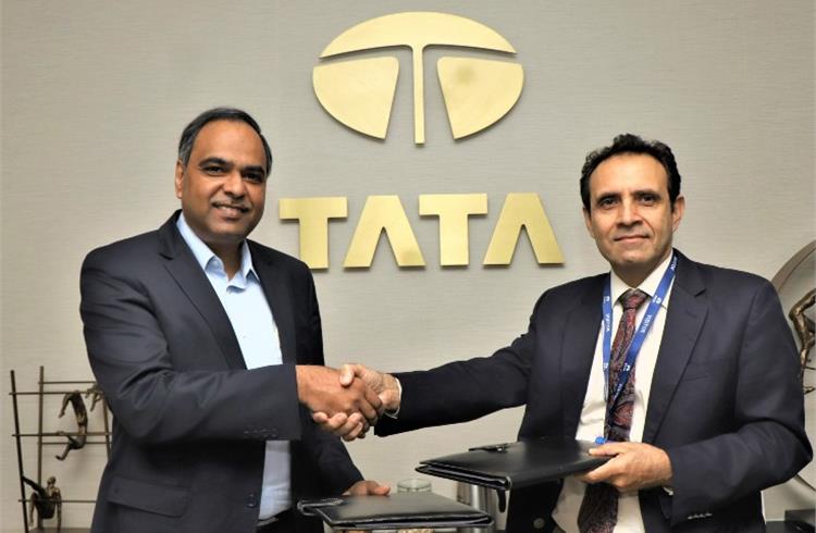 Shailesh Chandra (L) and Sumit Bali(R) at the signing of the MoU.