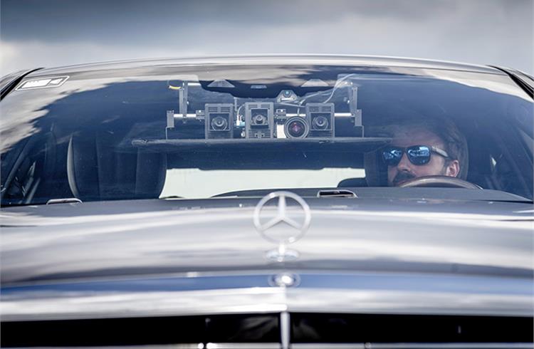 Cameras as the eyes of the car: Cameras allow the vehicle to read traffic lights, road signs, to differentiate road from walkway and to recognise all road users safely. 