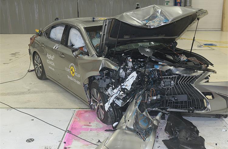 Lexus ES - frontal offset impact test