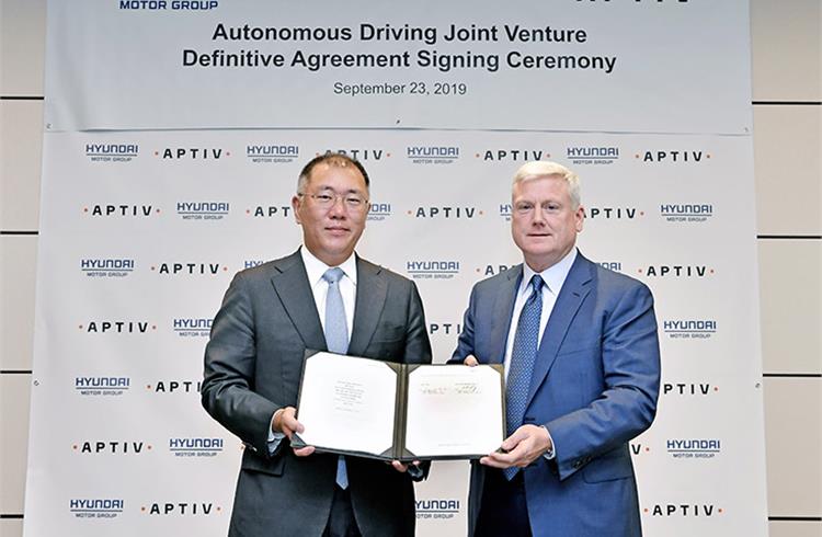 Euisun Chung, Executive Vice- Chairman, Hyundai Motor Group (left) and Kevin Clark, President and Chief Executive Officer, Aptiv, seal the $4 billion deal.