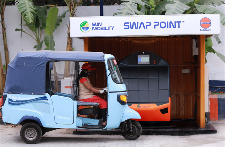 MetroRide's fleet of Piaggio Ape E-City electric three-wheelers will make use of Sun Mobility’s Swap Points deployed at the Indian Oil outlets.