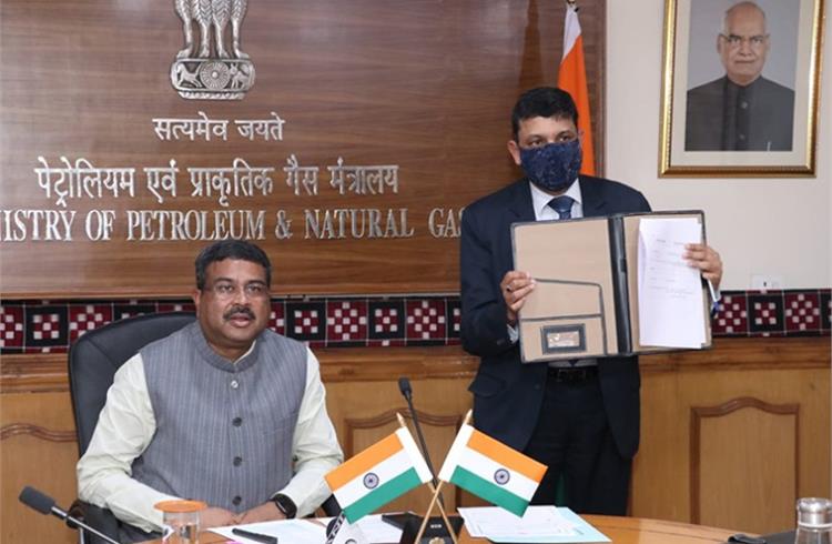 Maruti Suzuki and Ashok Leyland signed an LoI with IOC Phinergy today, in the presence of Dharmendra Pradhan, Minister for Petroleum & Natural Gas, and Yuval Steinitz, Israel's Minister of Energy.