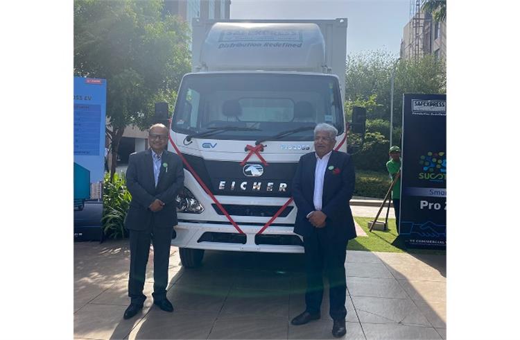 Vinod Aggarwal, MD-CEO of VE Commercial Vehicles, and Pawan Jain, founder and chairman of Safexpress, with the 5.5-tonne Eicher Pro 2055 EV.