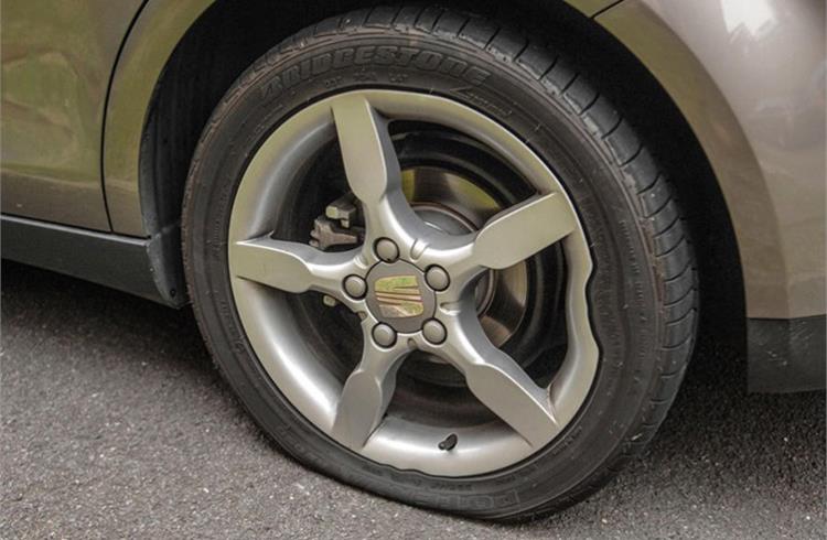 The new Tyre Damage Monitoring System (TDMS) can detect when a tyre has been damaged by an impact with a pothole, kerb or debris and immediately notifies the driver. 