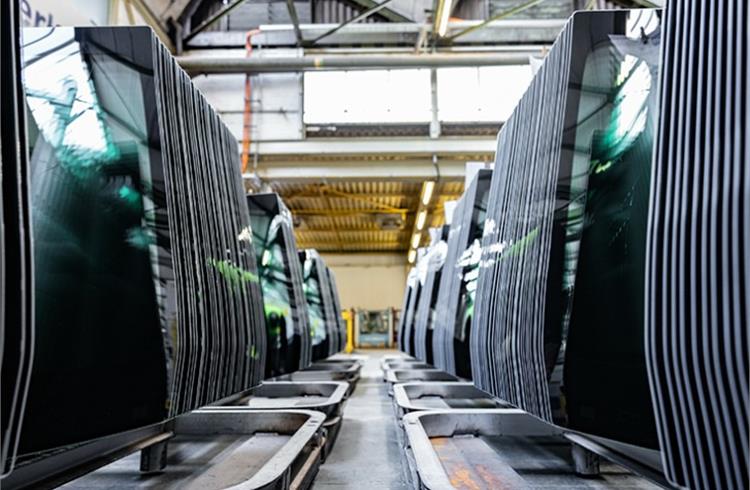Audi, Reiling Glas Recycling, Saint-Gobain Glass and Saint-Gobain Sekurit spent about a year jointly testing ways to make new windshields for the Q4 e-tron out of defective car glass. 