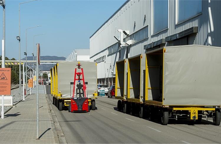 Each outdoor AGV and their carriages make up a 25-metre convoy with a maximum transport capacity of 10 tonnes and cover routes of 3.5 kilometres.