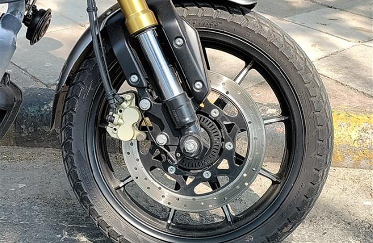Front forks on Ronin from Showa with dual-channel ABS in top-end 'TD' variant.