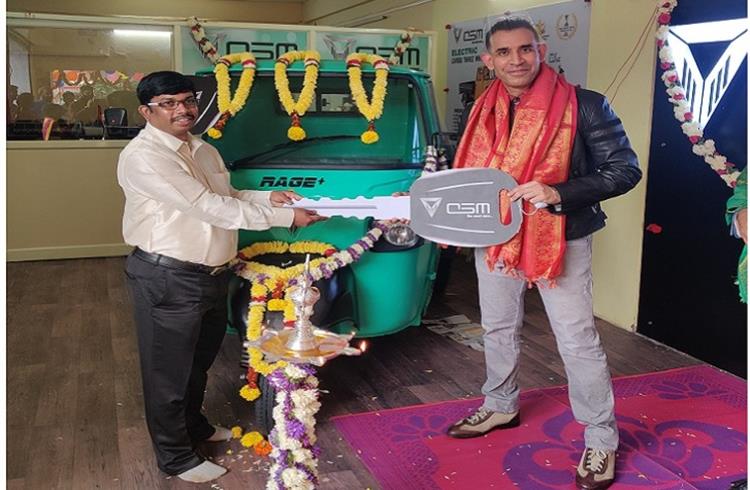 L-R: Ala Harikrishna, MD, Green Drive Auto Services with Uday Narang, chairman, Omega Seiki Mobility at the inauguration of the new dealership in Bangalore.