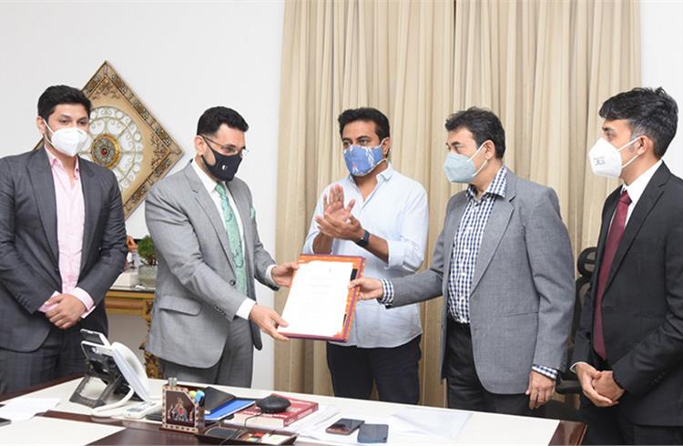 MoU was signed by Jayesh Ranjan, principal secretary, Telangana & Triton EV CEO Himanshu Patel. Also seen are KT Rama Rao, Minister of Industries, IT & Commerce, Telangana and Triton EV’s M Mansoor