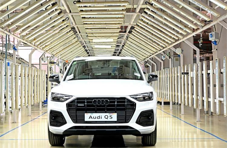 The Q5, which is powered by the 2.0-litre 45 TFSI engine, develops 249 hp of power and 370Nm torque, accelerates from 0-100kkph in 6.3 seconds and can reach a top speed of 237kph.