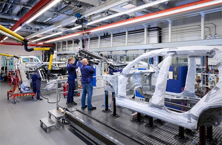 Around 900 people work there in the body shop, assembly, model engineering, concept vehicle construction and additive manufacturing