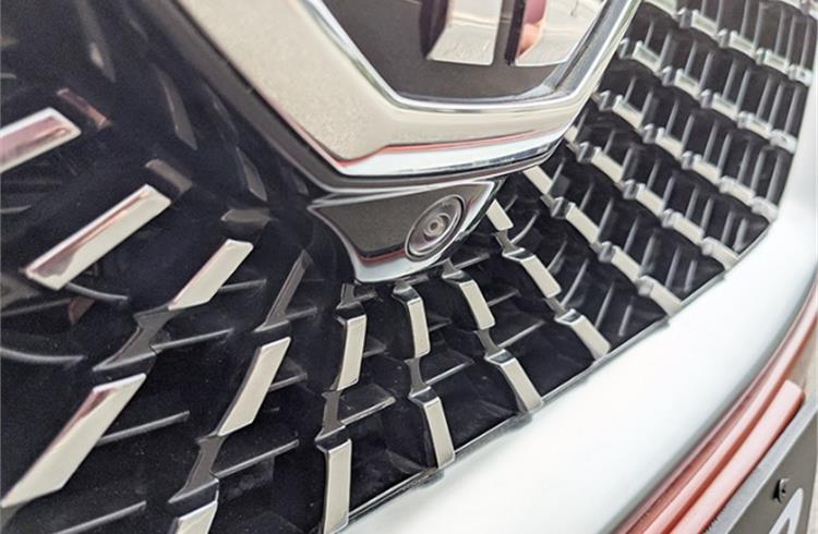 Front camera placed underneath the big MG badge on the grille monitors vehicle surroundings for ADAS and 360-degree camera feed.