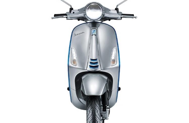 The Vespa Elettrica's front headlight and rear light cluster use LED technology. 