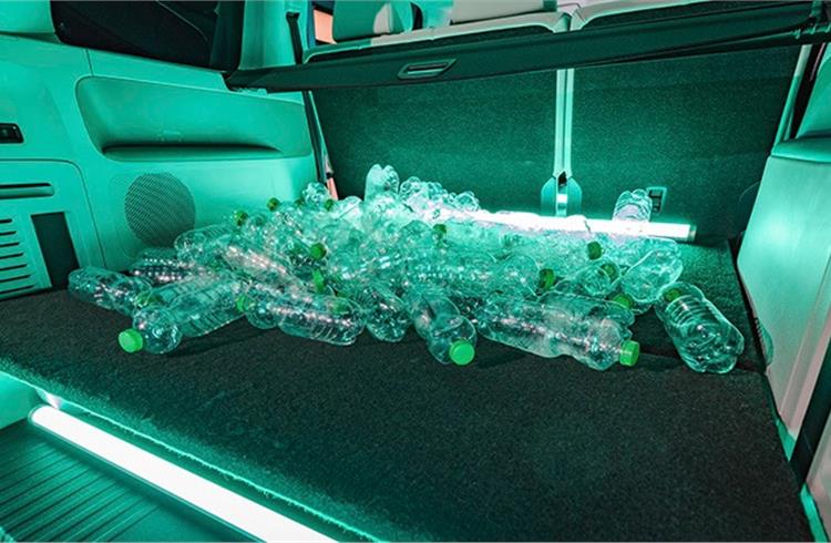 In the interior of the ID. Buzz, alternative materials made of marine plastic or old PET bottles (specifically 63 pieces of 0.5 l) are used in numerous places.