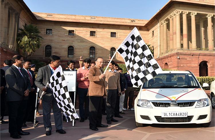 The Union Minister for Finance and Corporate Affairs, Arun Jaitley flagging off the E-vehicle, at the inauguration of the E-vehicle and charging station in North Block, New Delhi