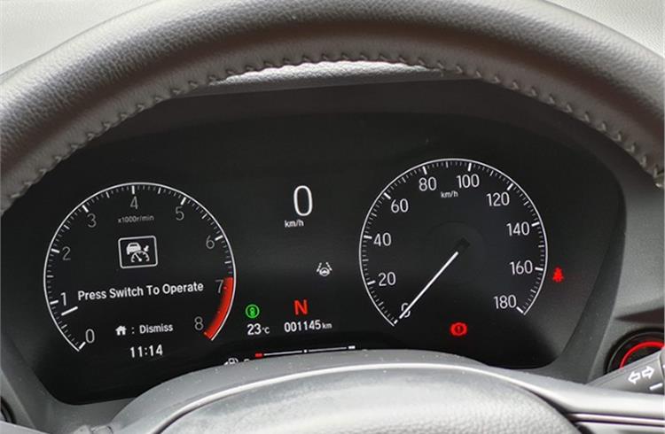 Instrument cluster is a combination of an analogue speedometer and a 7-inch TFT screen that shows various driving information and allows cluster settings.