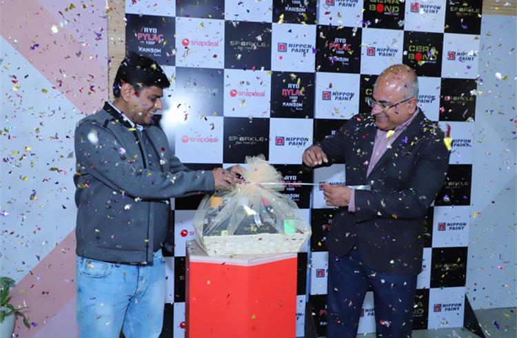 Sharad Malhotra, President, Nippon Paint India – Automotive Refinishes & Wood Coatings and Vikas Kumar, Director – Business Team, Snapdeal unveiling the Aerosol Pylac 1000 Rainbow Series.