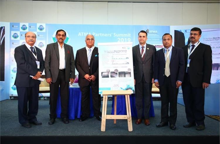Anil Srivastava (Principal Consultant NITI Aayog), unveiling the tyre safety poster with K M Mammen (Chairman ATMA) and Anshuman Singhania (Vice-Chairman ATMA).