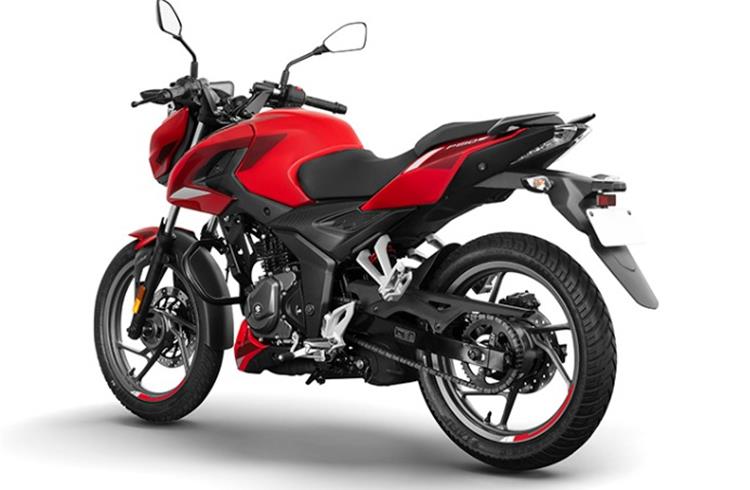 The single-disc Pulsar P150 has a sticker price of Rs 116,755, while the dual-disc variant costs Rs 119,757 (ex-showroom, Delhi).