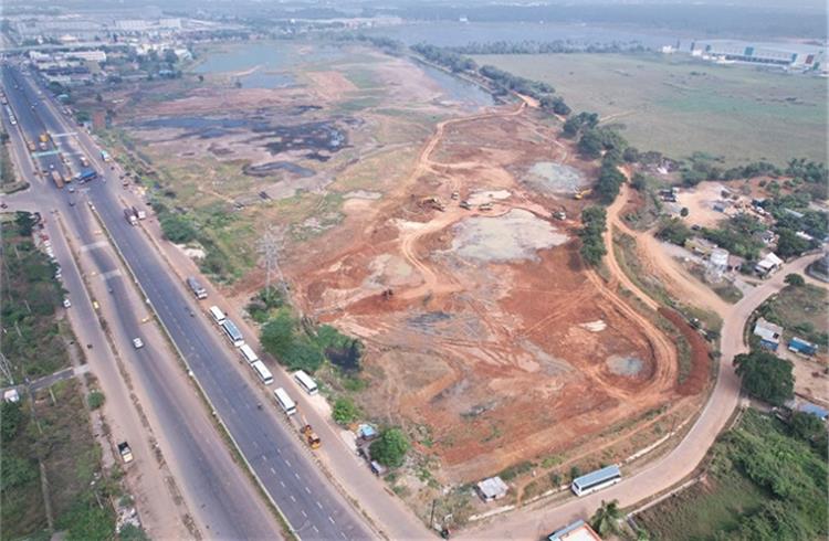 Dredging and desilting work is underway at the Oragadam lake.